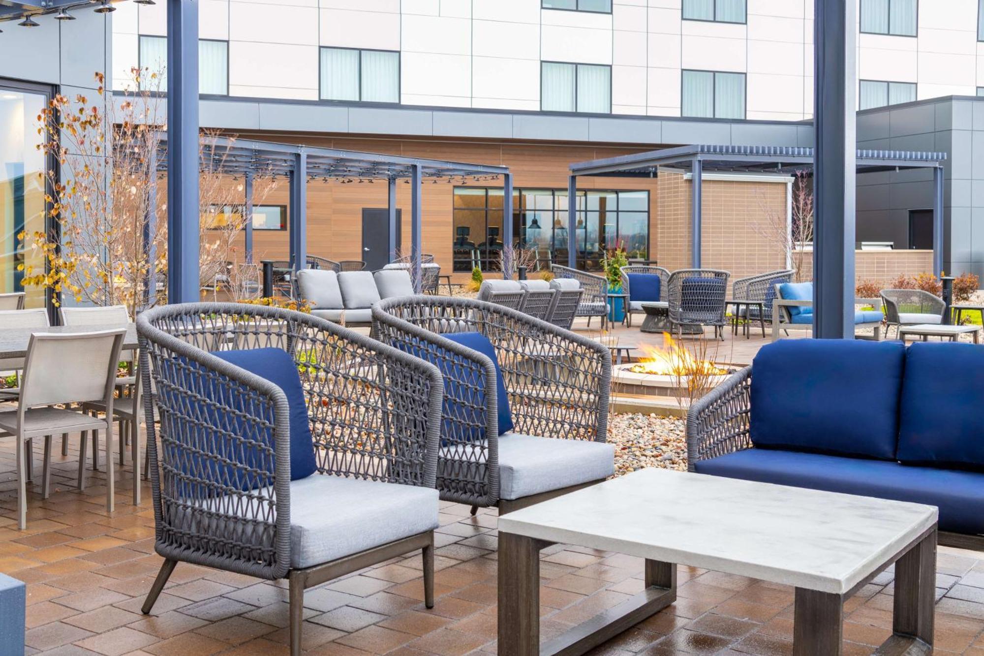 Homewood Suites By Hilton Holland Exteriör bild